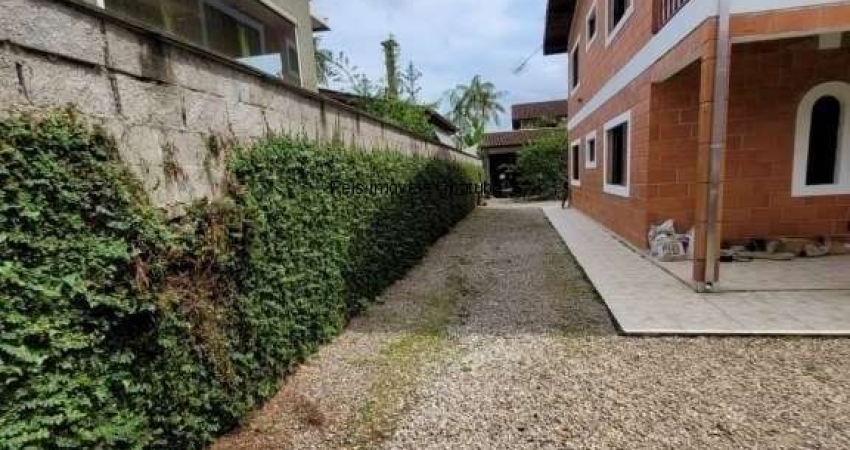 Sobrado 4 dormitórios bairro Ressaca em Ubatuba