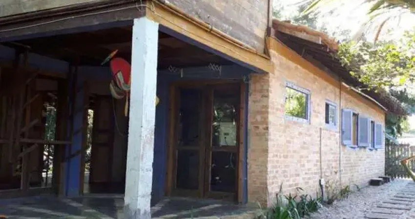 Casa a venda, Itamambuca Ubatuba quadra da praia.