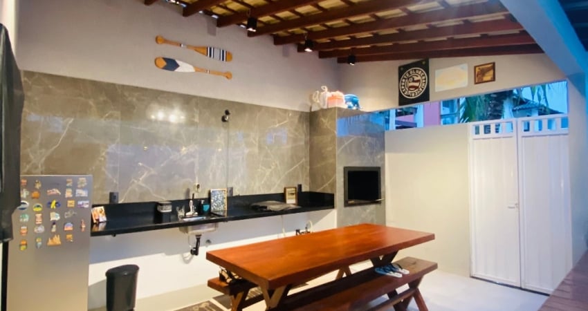Apartamento em excelente estado, três ruas atrás da praia, reformado.