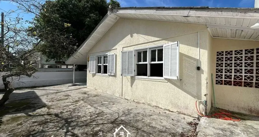 Casa com 05 quartos e piscina em Praia de Leste