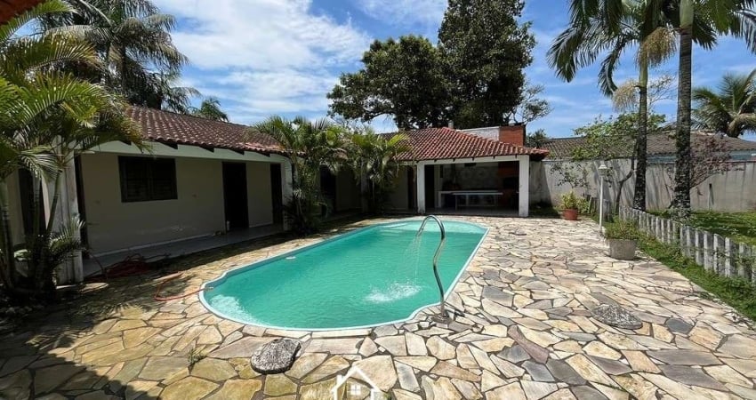 Casa com 01 dormitório com piscina no Grajaú