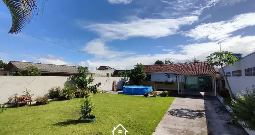 Casa com amplo terreno em Gaivotas
