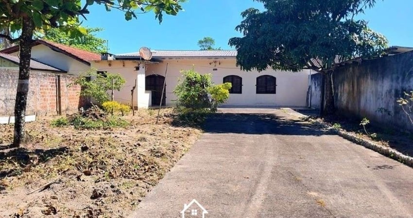 Casa com 04 quartos próximo ao mar