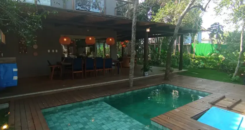 Linda casa com três suites, area verde e piscina no melhor de praia do forte