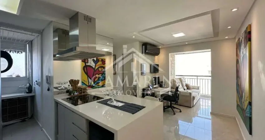 Apartamento de 50m², 2 dormitórios, armários planejados, Sacada fechada em vidro, vaga de garagem.