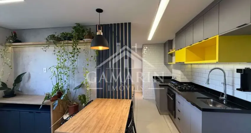 Apartamento de 40m², 2 dormitórios, armários planejados, cooktop, forno, vaga de garagem.