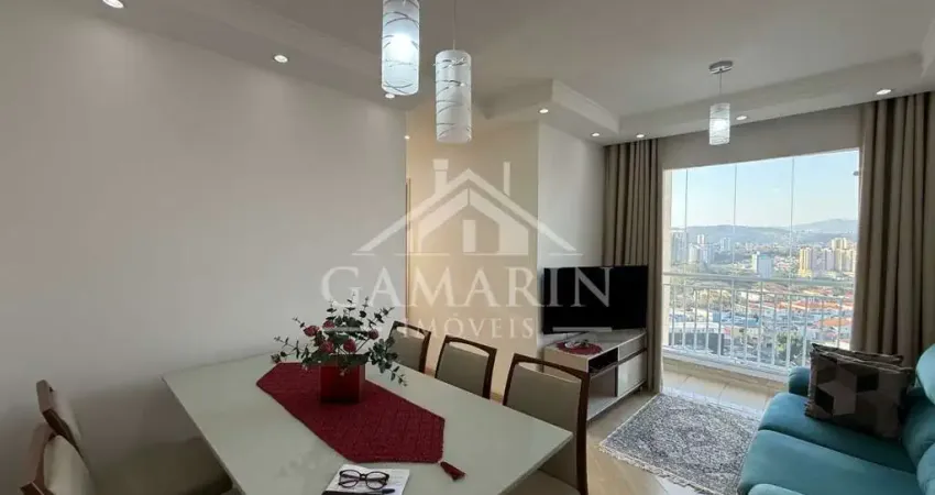 Apartamento de 50m², 2 dormitórios, sacada fechada em vidro, vaga de garagem.