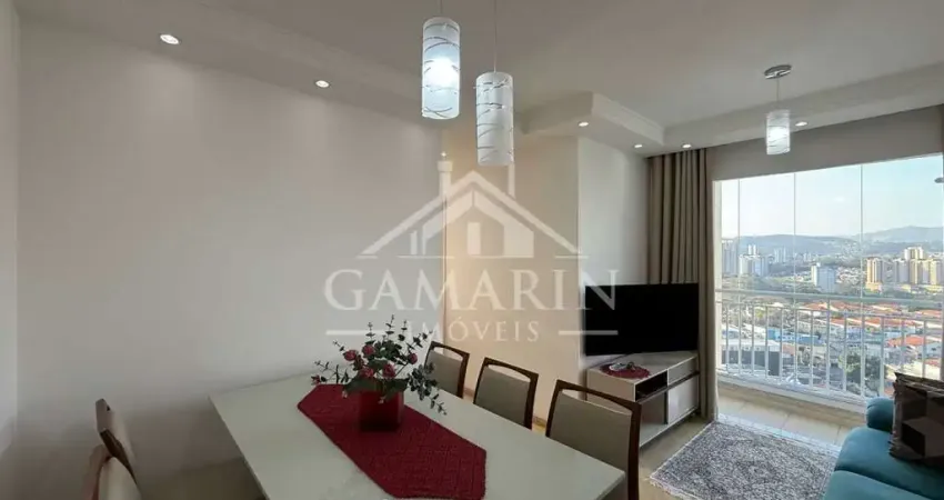 Apartamento de 50m², 2 dormitórios, sacada fechada em vidro, vaga de garagem.