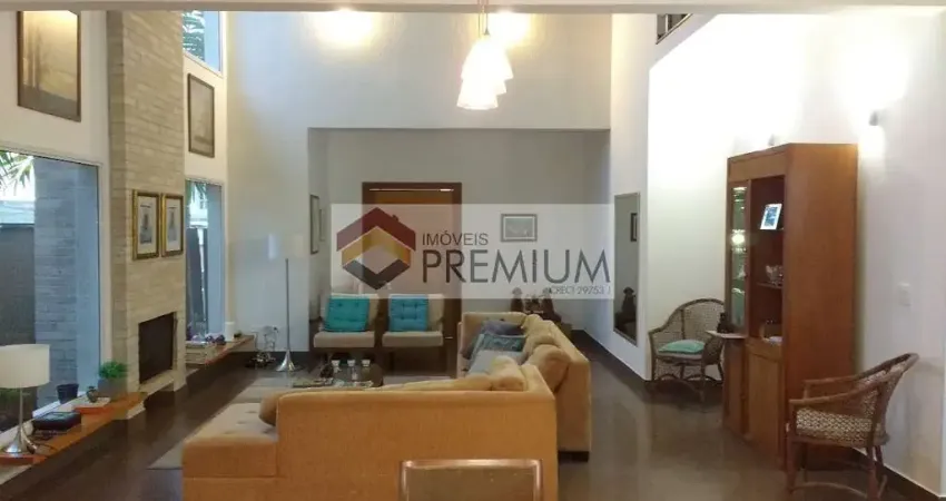 Maravilhosa casa em condomínio fechado, 4 quartos, escritório, lareira, teto catedral, próximo ao comércio local