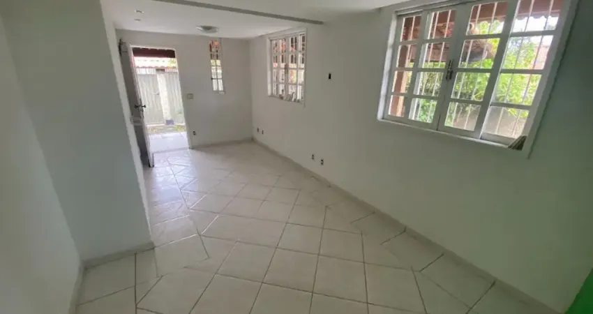 Alugo casa em condominio com 2 quartos sendo 1 suite