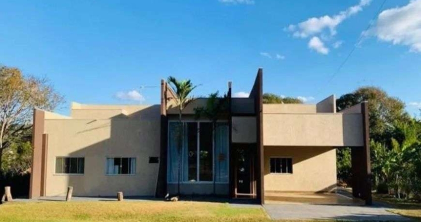 Chácara em condomínio fechado, área extensa, casa térrea de 3 quartos sendo 2 suítes, em Hidrolândia