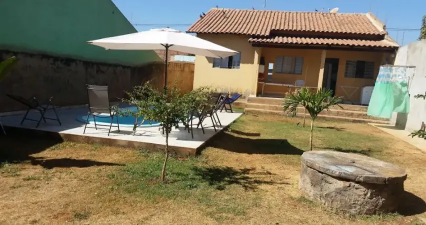 Casa espaçosa com piscina, 3 quartos, sendo 1 suíte no Bairro Itapuã em Aparecida de Goiânia