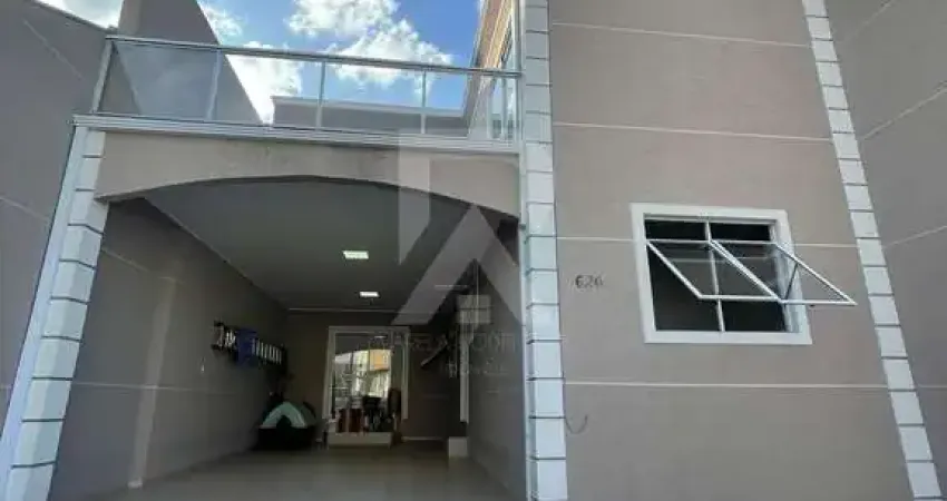 Sobrado com 3 Quartos e 4 Vagas no Xaxim: Oportunidade Única!