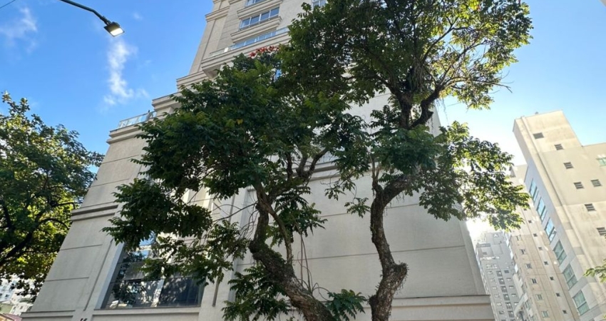 Apenas 1 apto por andar: Apartamento Decorado em Balneário Camboriú com 3 suítes