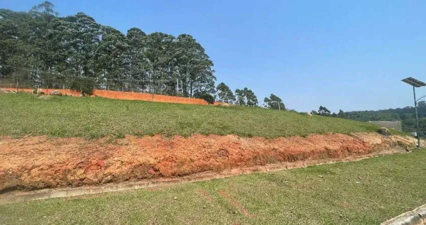 Terreno em condominio fechado / topografia em declive para um amplo patamar plano, favorece implantacao com vista.