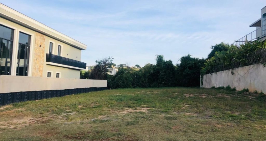 Lote plano no condomínio Villa dos Pinheiros
