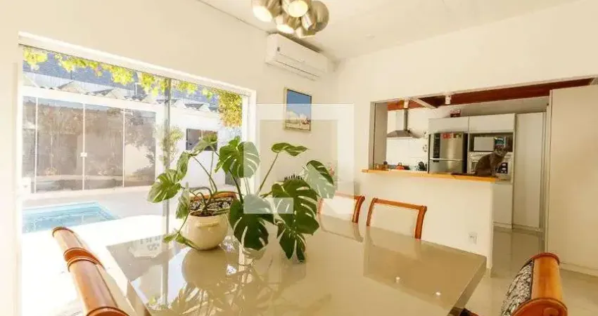 Casa para Aluguel - Três Figueiras, 2 Quartos,  282 m² - Porto Alegre