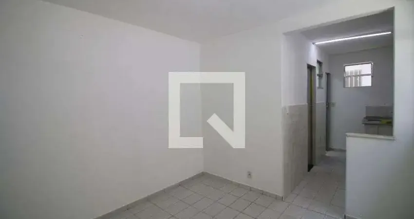 Casa para Aluguel - Ramos, 1 Quarto,  25 m² - Rio de Janeiro