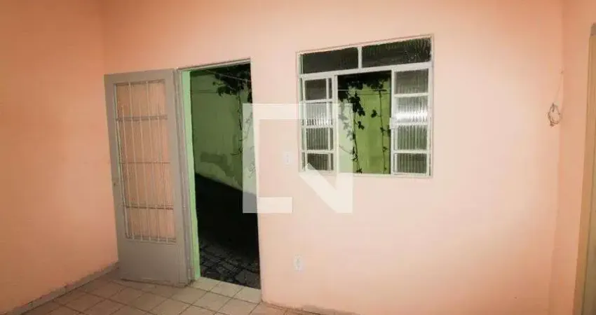 Casa para Aluguel - Parque Colonial, 2 Quartos,  50 m² - São Paulo
