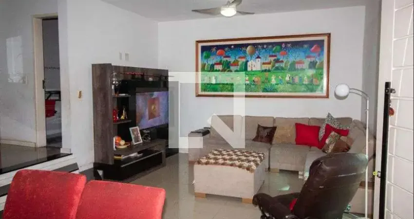 Casa para Aluguel - Ramos, 3 Quartos,  180 m² - Rio de Janeiro