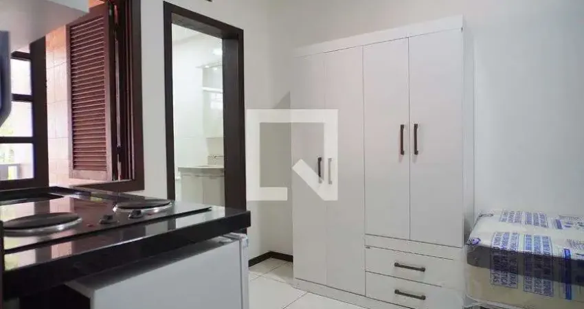 Kitnet / Stúdio para Aluguel - Saco dos Limões, 1 Quarto,  13 m² - Florianópolis