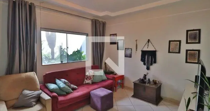 Casa para Aluguel - Segismundo Pereira, 3 Quartos,  160 m² - Uberlândia