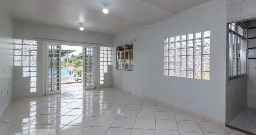Casa com 2 quartos para alugar na Rua Pirineus, Irajá, Rio de Janeiro