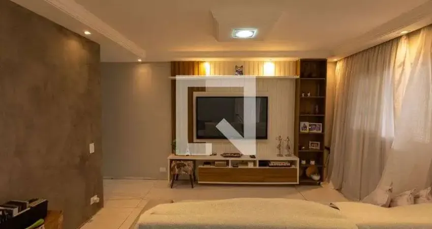 Casa com 3 quartos para alugar na Rua Rodrigo Paganino, Vila Marari, São Paulo