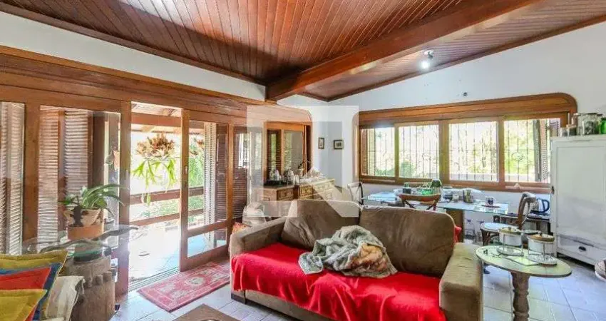 Casa com 3 quartos para alugar na Avenida Guaíba, Guarujá, Porto Alegre
