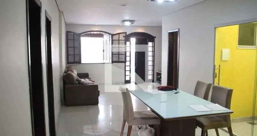 Casa com 3 quartos para alugar na Rua Rio Doce, Novo Riacho, Contagem