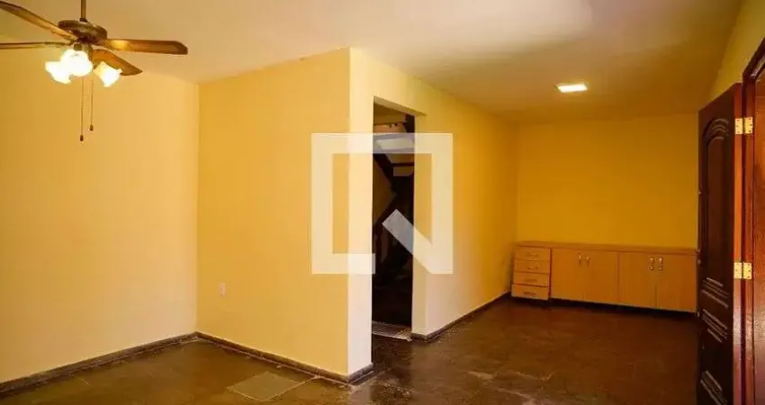 Casa com 3 quartos para alugar na Rua Doutor Rubens Falcão, Itaipu, Niterói