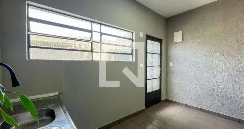 Casa com 2 quartos para alugar na Rua Fontes da Silva, Jaraguá, São Paulo