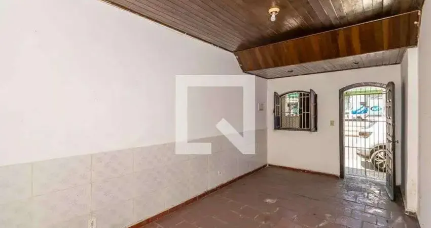 Casa com 2 quartos para alugar na Avenida Brás de Pina, Penha, Rio de Janeiro