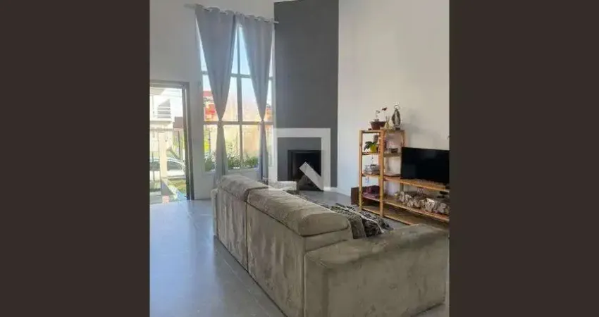 Casa com 2 quartos para alugar na Rua Nestor José Nitschke, Guarujá, Porto Alegre