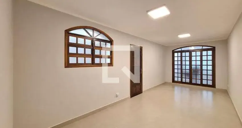 Casa com 3 quartos para alugar na Rua Rodrigo Lobato, Vila Romana, São Paulo