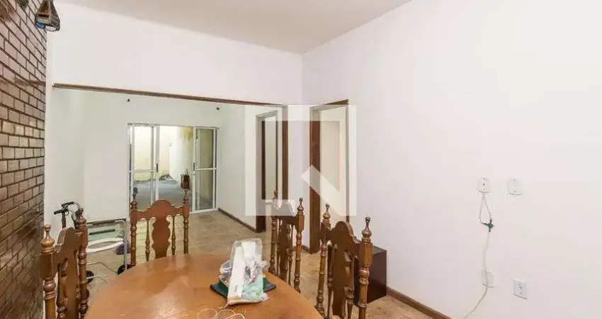 Casa com 2 quartos para alugar na Rua Passos Coutinho, Ramos, Rio de Janeiro