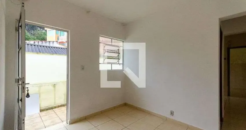 Casa com 2 quartos para alugar na Rua Simpliciano Ferreira, Jaraguá, São Paulo