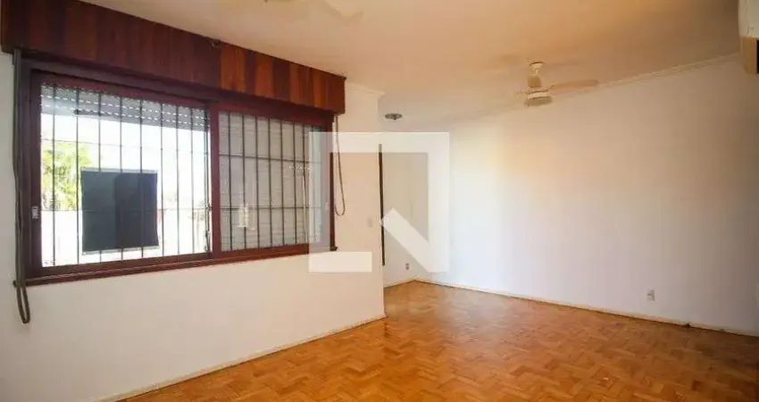 Casa com 3 quartos para alugar na Rua dos Guenoas, Guarujá, Porto Alegre