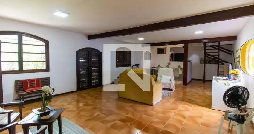 Casa com 4 quartos para alugar na Rua João Rodrigues de Oliveira, Maravista, Niterói