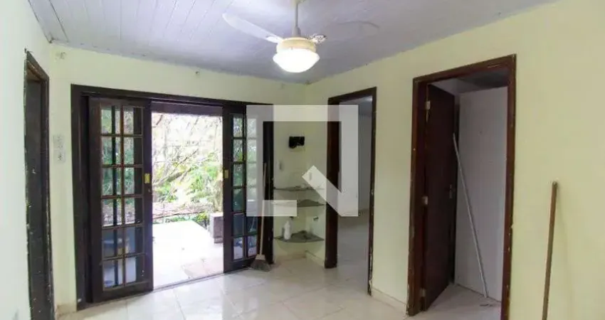 Casa com 2 quartos para alugar na Rua Noruega, Maria Paula, Niterói