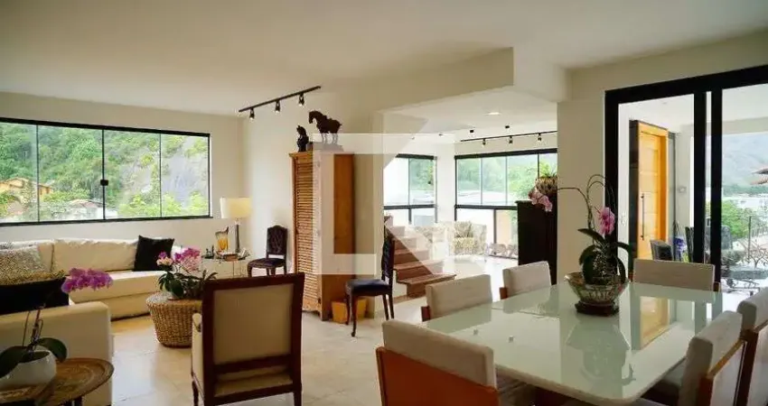 Casa com 4 quartos para alugar na Rua das Madressilvas, Itacoatiara, Niterói