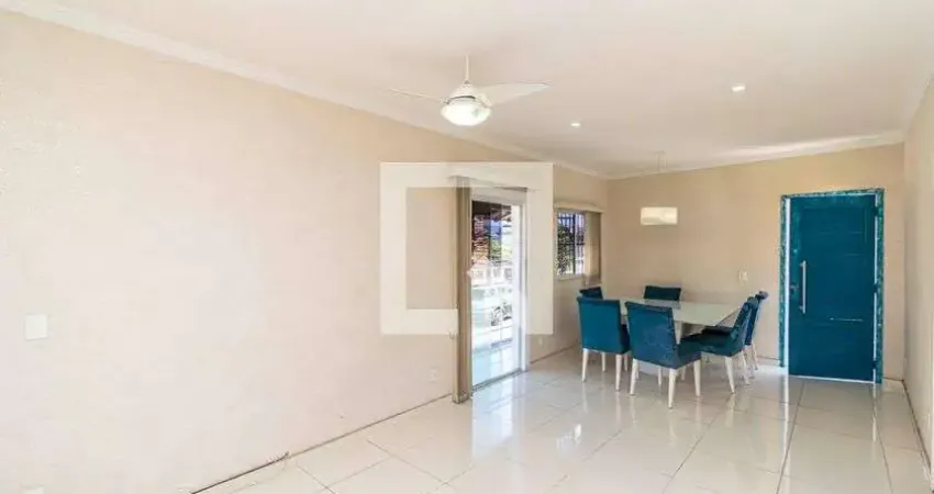 Casa com 2 quartos para alugar na Avenida Monsenhor Félix, Irajá, Rio de Janeiro