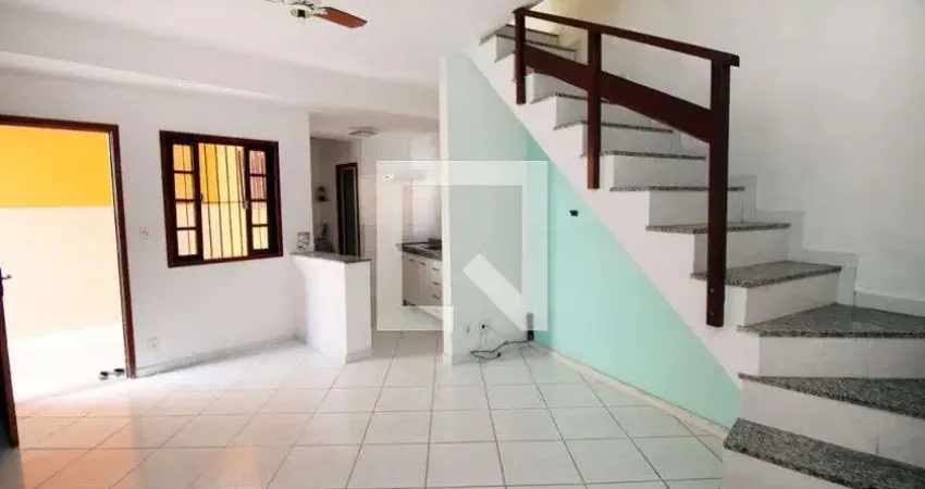 Casa com 2 quartos para alugar na Travessa Muritiapina, Irajá, Rio de Janeiro