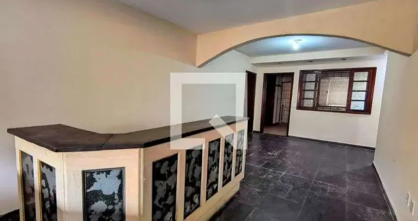 Casa com 2 quartos para alugar na Rua Ipinambes, Taquara, Rio de Janeiro