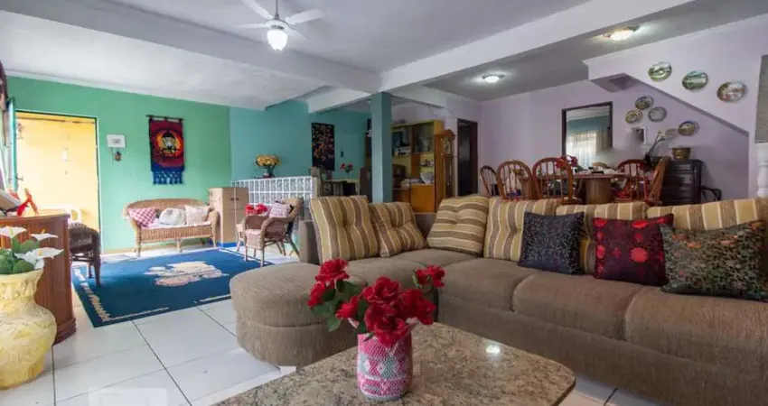 Casa com 4 quartos para alugar na Rua Luiz de Freitas, Uberaba, Curitiba