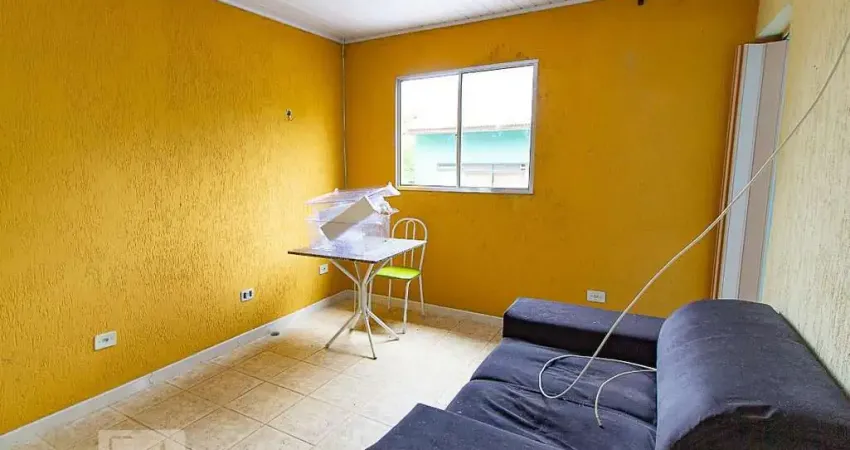 Casa com 2 quartos para alugar na Rua Luiz de Freitas, Uberaba, Curitiba