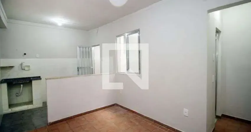 Casa com 1 quarto para alugar na Rua Tenente Matheus Levino dos Santos, Irajá, Rio de Janeiro