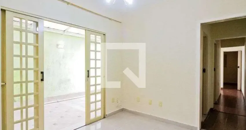 Casa com 2 quartos para alugar na Rua Januário dos Santos, Vila Miriam, São Paulo