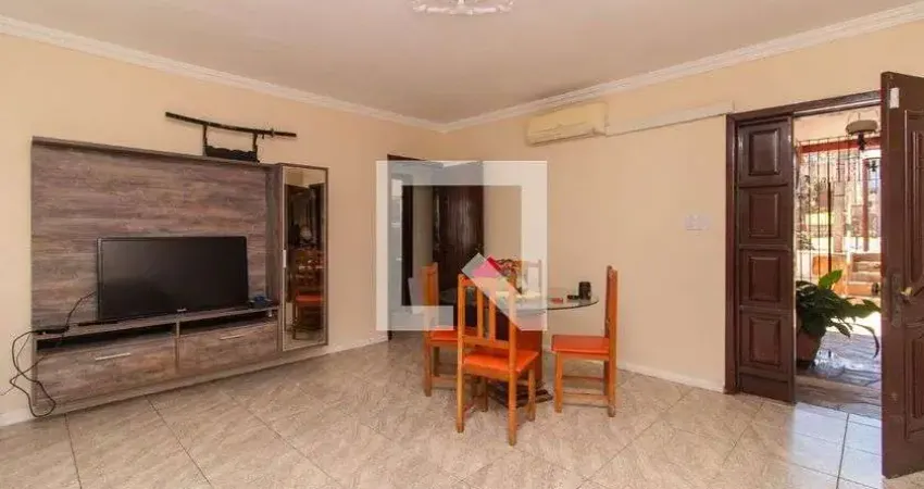 Casa com 3 quartos para alugar na Rua Jataí, Cristal, Porto Alegre