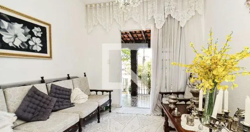 Casa com 2 quartos para alugar na Rua Enoy, União, Belo Horizonte